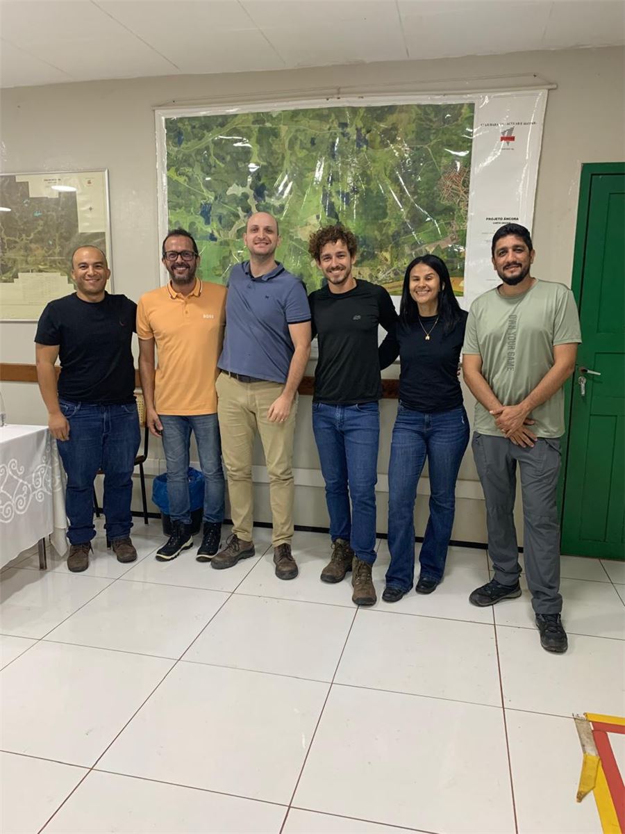 Equipe em campo avaliando gestão ambiental