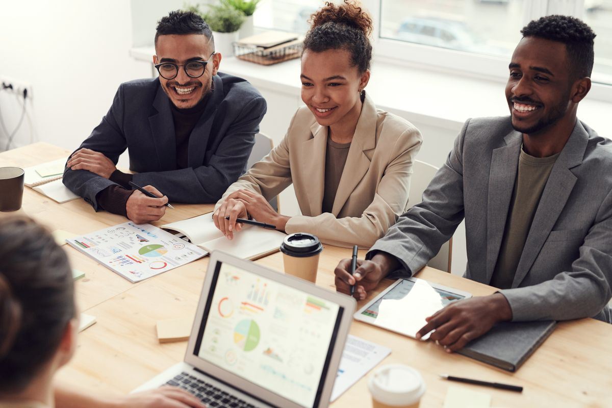 Equipe analisando processos de qualidade