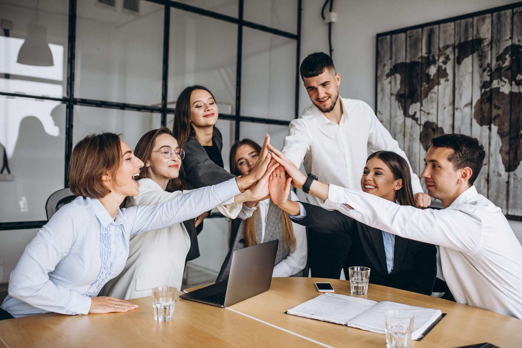 Equipe DSGQ reunida para atender uma empresa